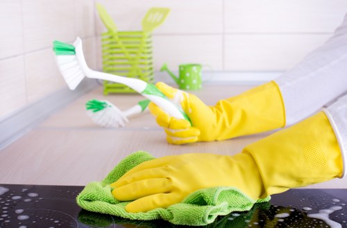 Thorough kitchen and bathroom move-out cleaning in Finsburypark